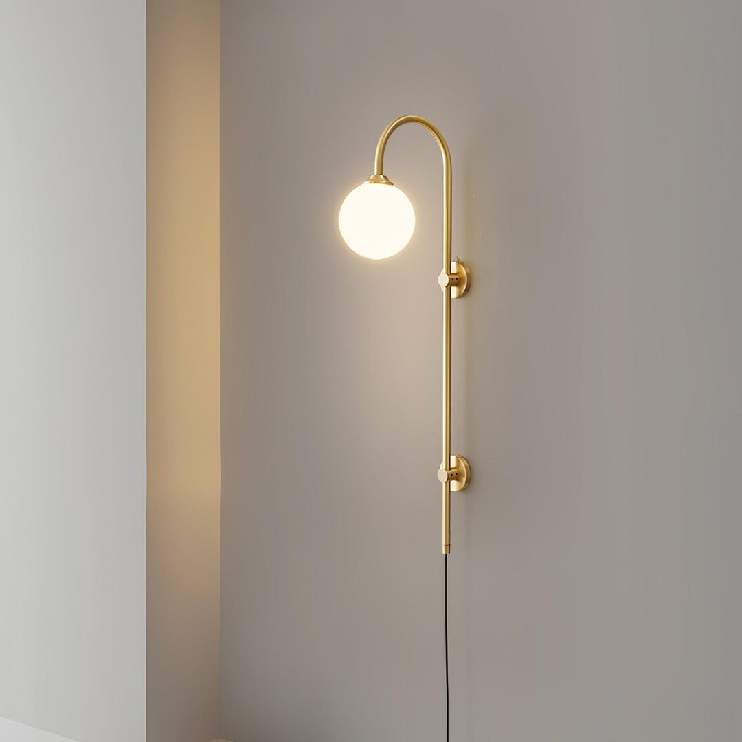 Mosiężna lampa ścienna Globe z wtyczką