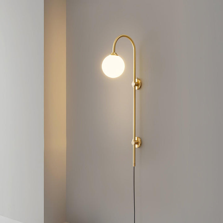 Mosiężna lampa ścienna Globe z wtyczką