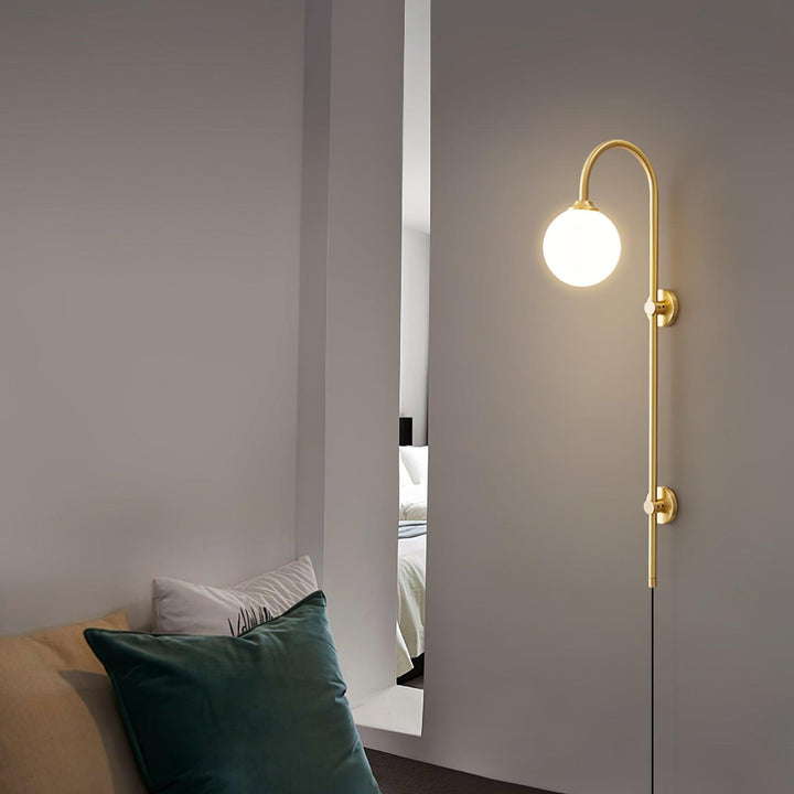 Mosiężna lampa ścienna Globe z wtyczką