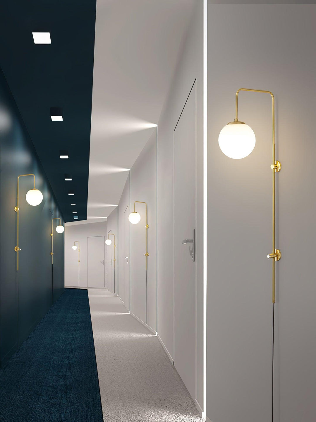 Mosiężna lampa ścienna Globe z wtyczką