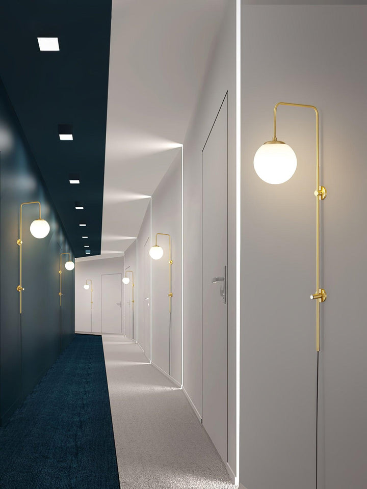 Mosiężna lampa ścienna Globe z wtyczką