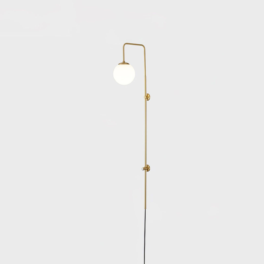 Mosiężna lampa ścienna Globe z wtyczką