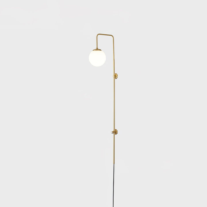 Mosiężna lampa ścienna Globe z wtyczką