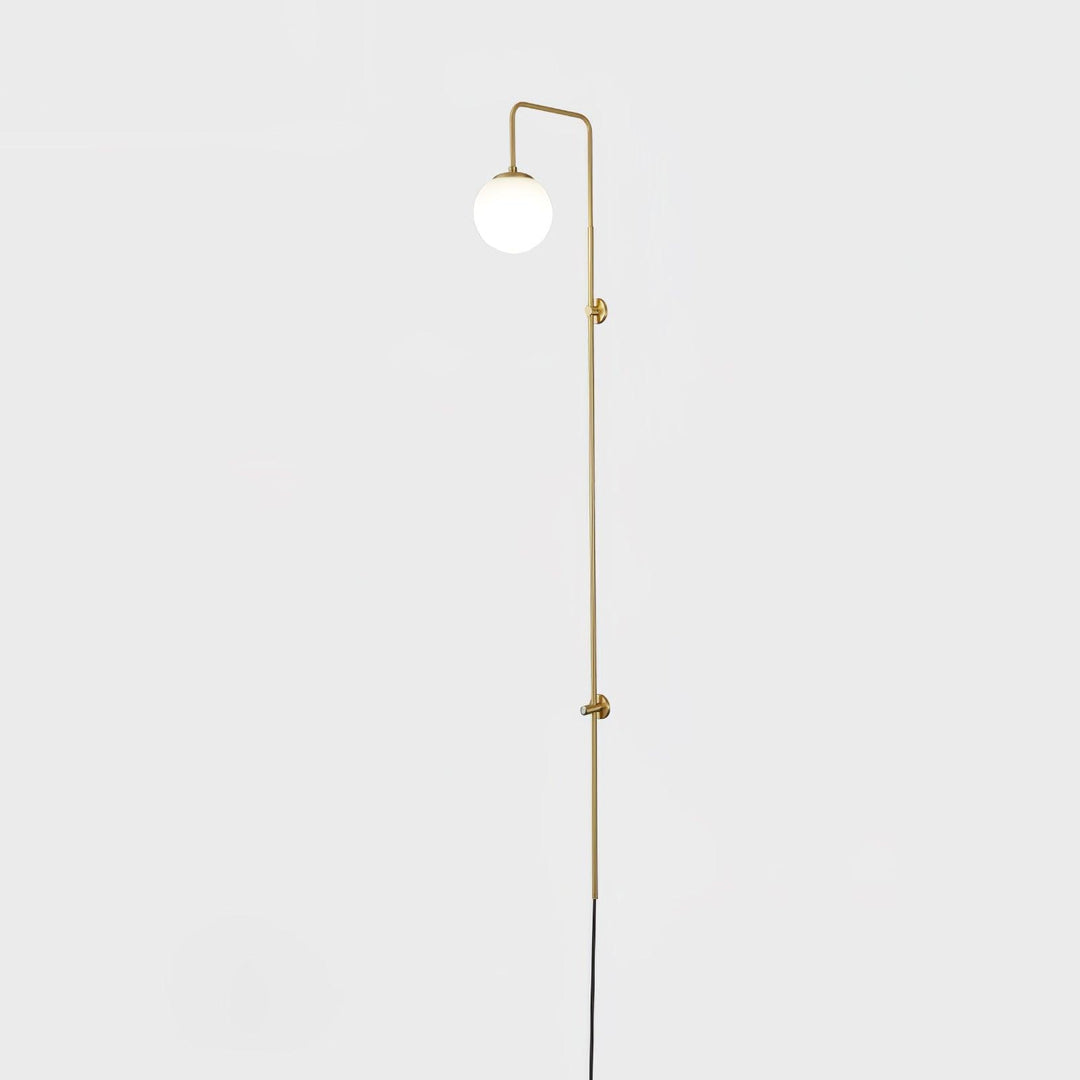 Mosiężna lampa ścienna Globe z wtyczką