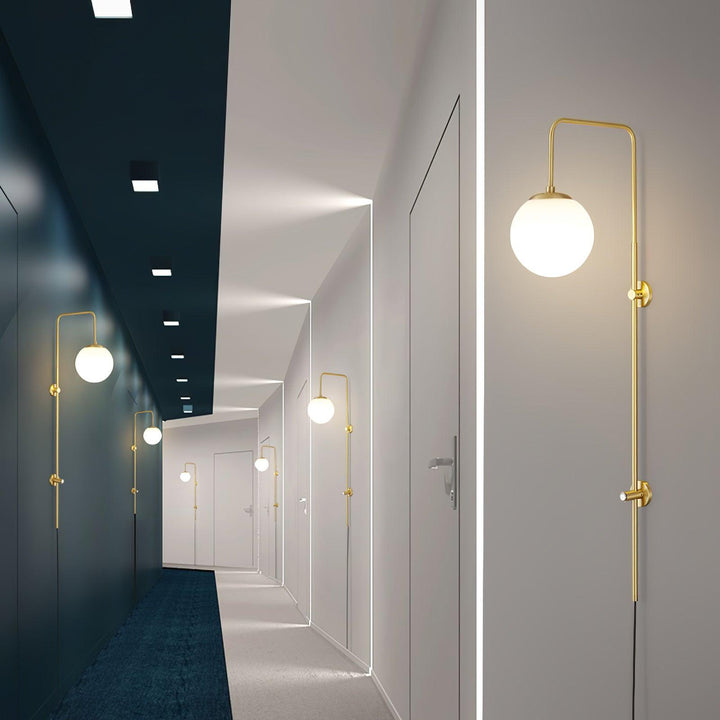 Mosiężna lampa ścienna Globe z wtyczką