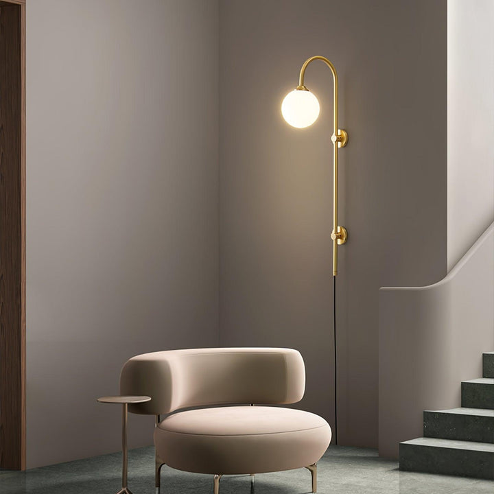 Mosiężna lampa ścienna Globe z wtyczką