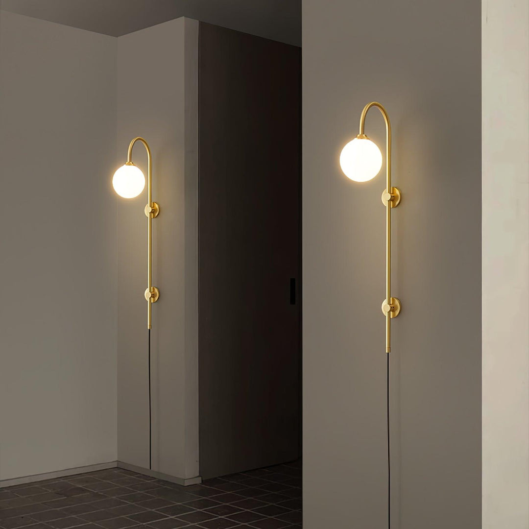 Mosiężna lampa ścienna Globe z wtyczką