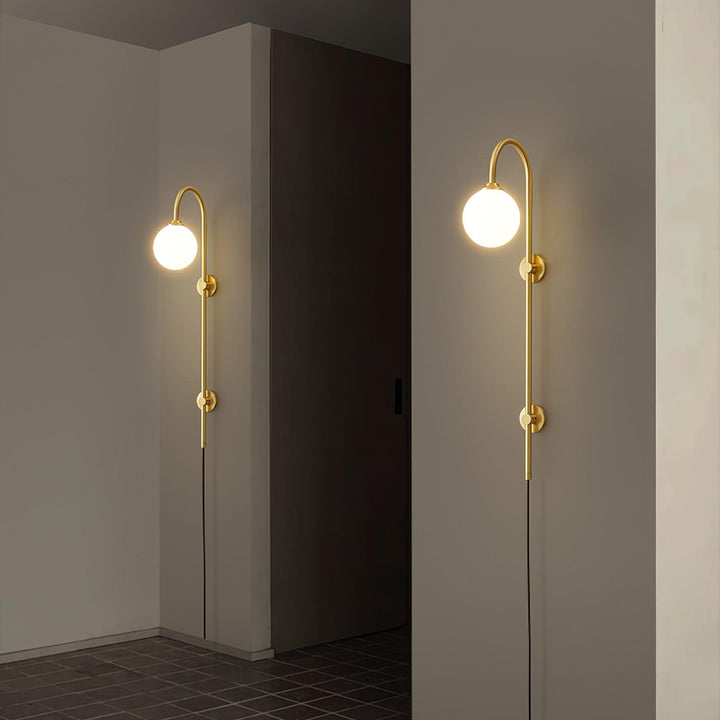 Mosiężna lampa ścienna Globe z wtyczką