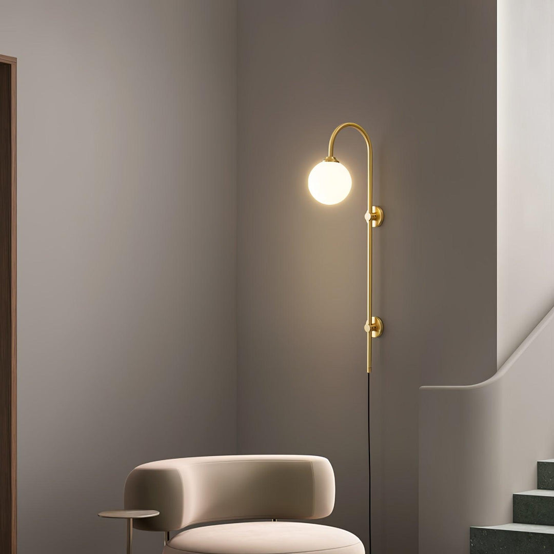 Mosiężna lampa ścienna Globe z wtyczką