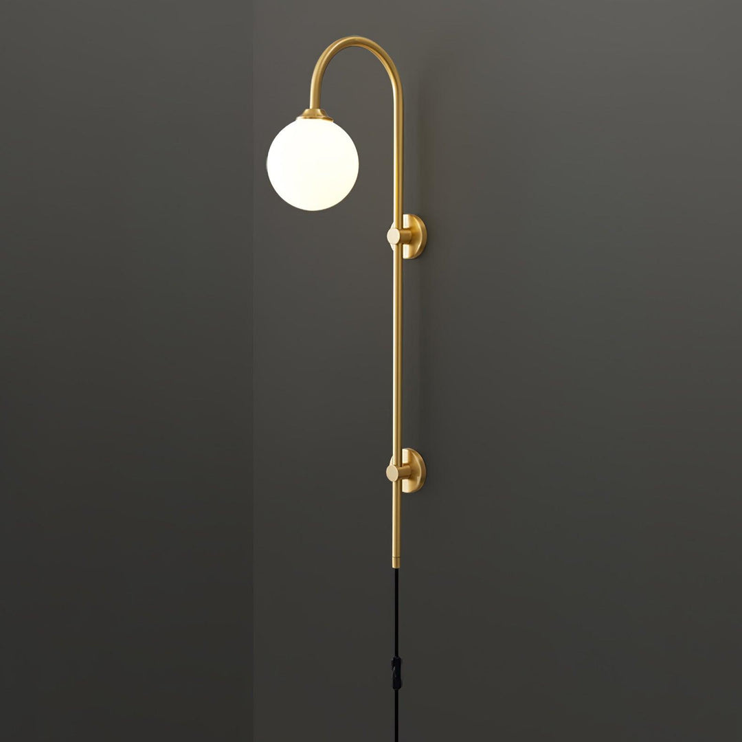 Mosiężna lampa ścienna Globe z wtyczką
