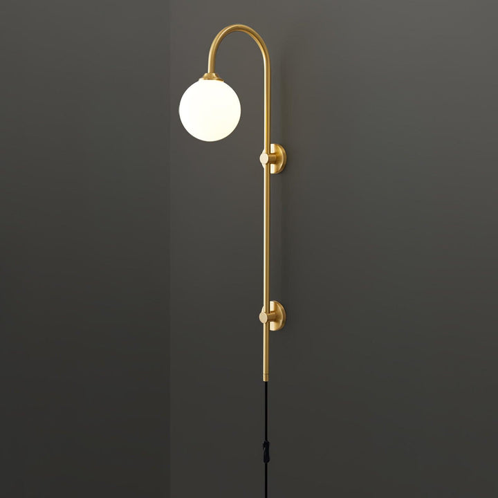 Mosiężna lampa ścienna Globe z wtyczką