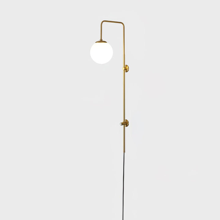 Mosiężna lampa ścienna Globe z wtyczką
