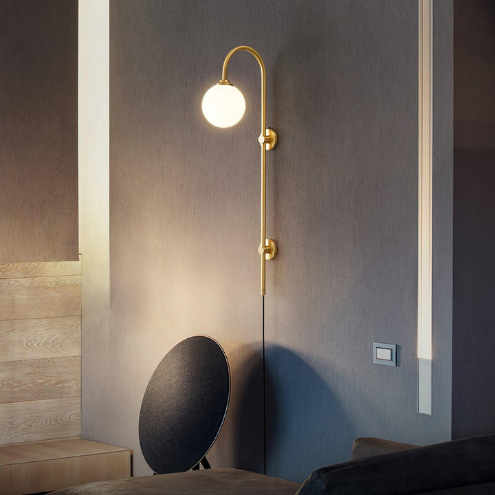 Mosiężna lampa ścienna Globe z wtyczką