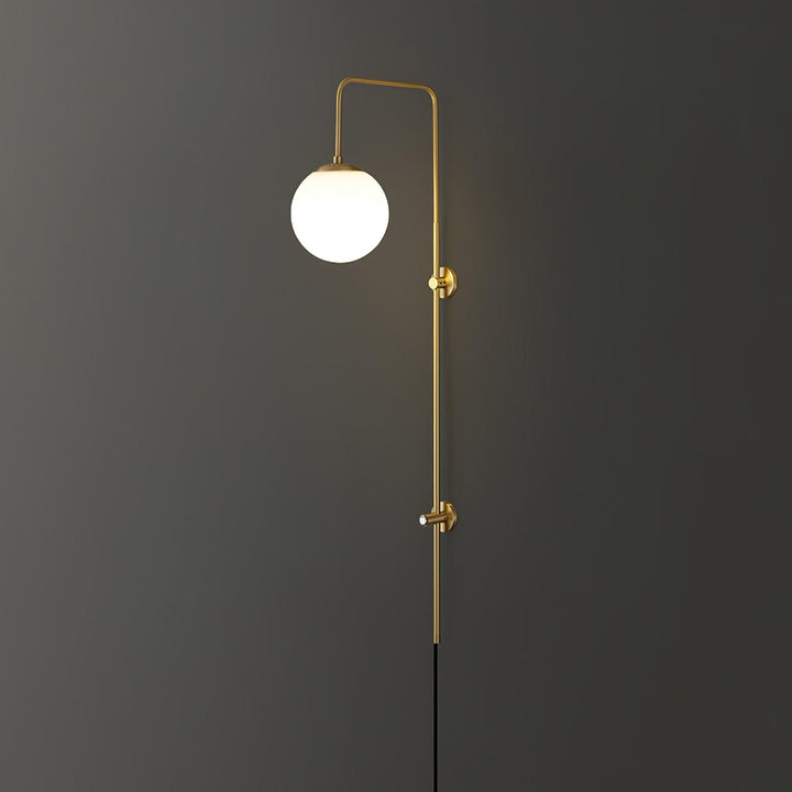 Mosiężna lampa ścienna Globe z wtyczką