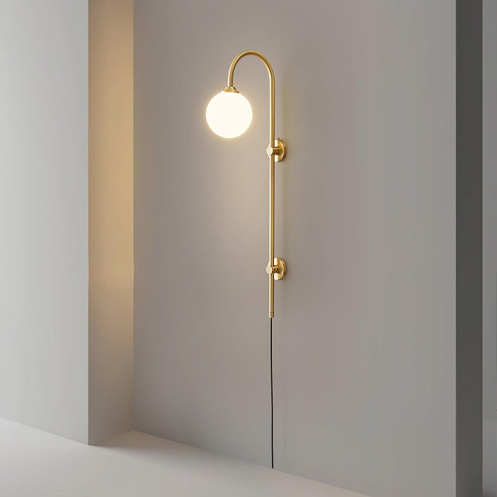Mosiężna lampa ścienna Globe z wtyczką