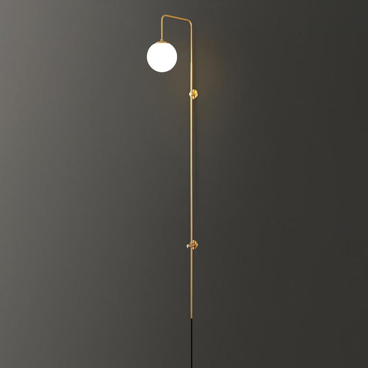 Mosiężna lampa ścienna Globe z wtyczką