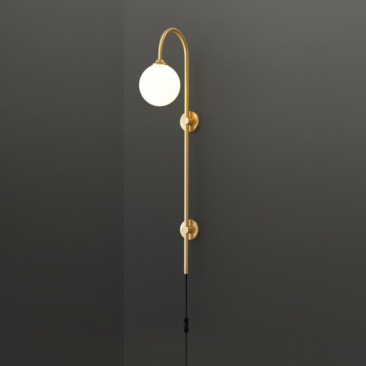 Mosiężna lampa ścienna Globe z wtyczką