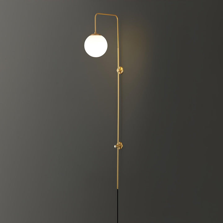 Mosiężna lampa ścienna Globe z wtyczką