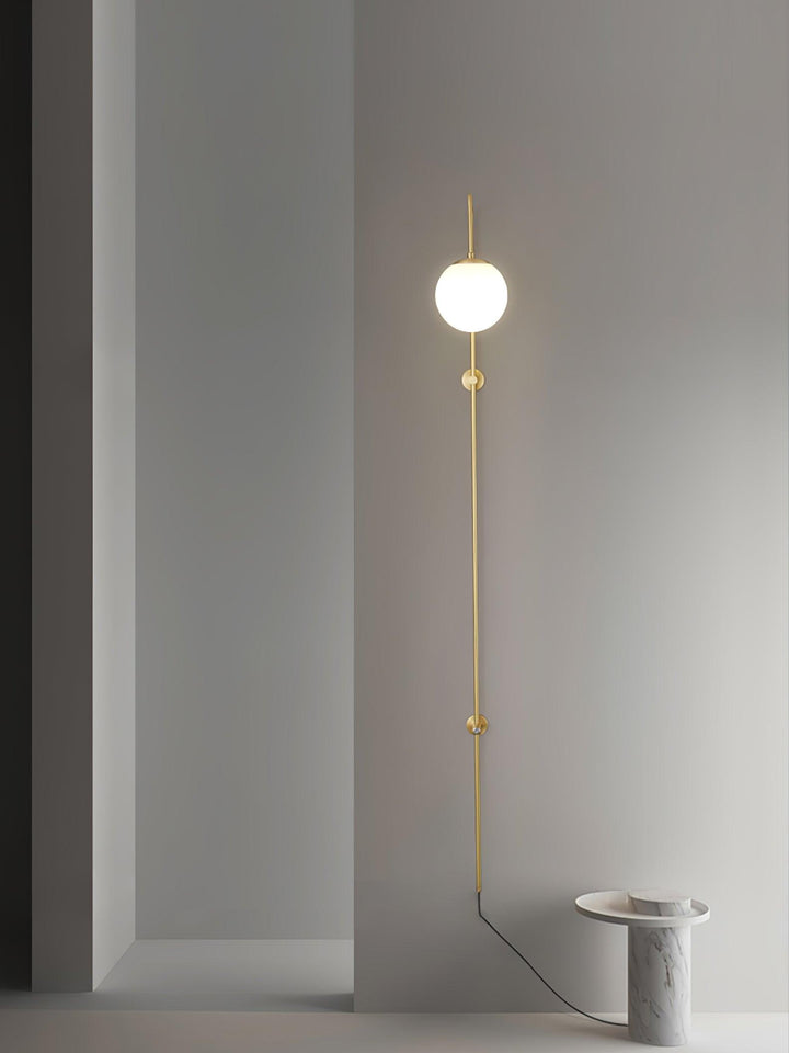 Mosiężna lampa ścienna Globe z wtyczką
