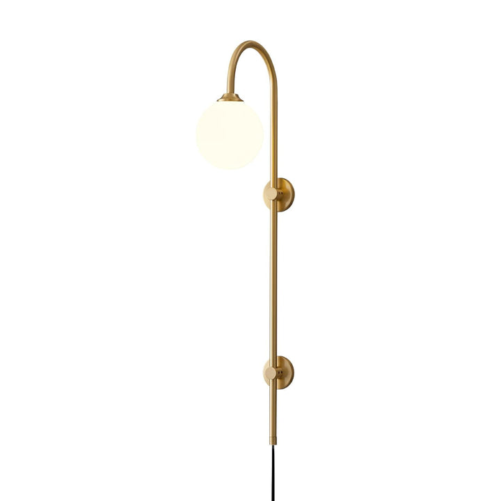Mosiężna lampa ścienna Globe z wtyczką