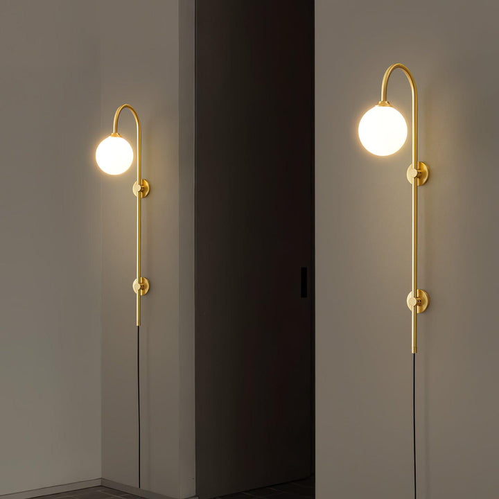 Mosiężna lampa ścienna Globe z wtyczką