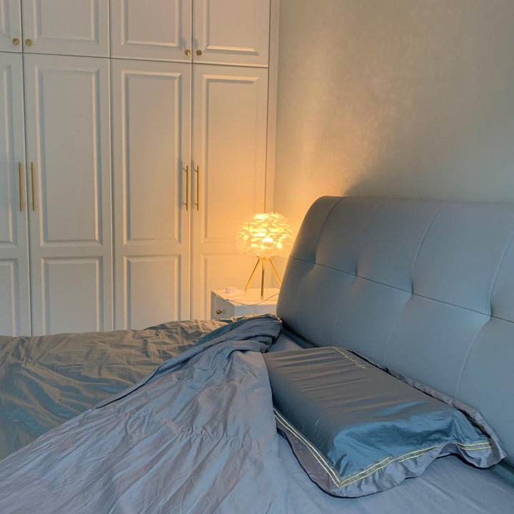 Lampa stołowa z piór gęsich
