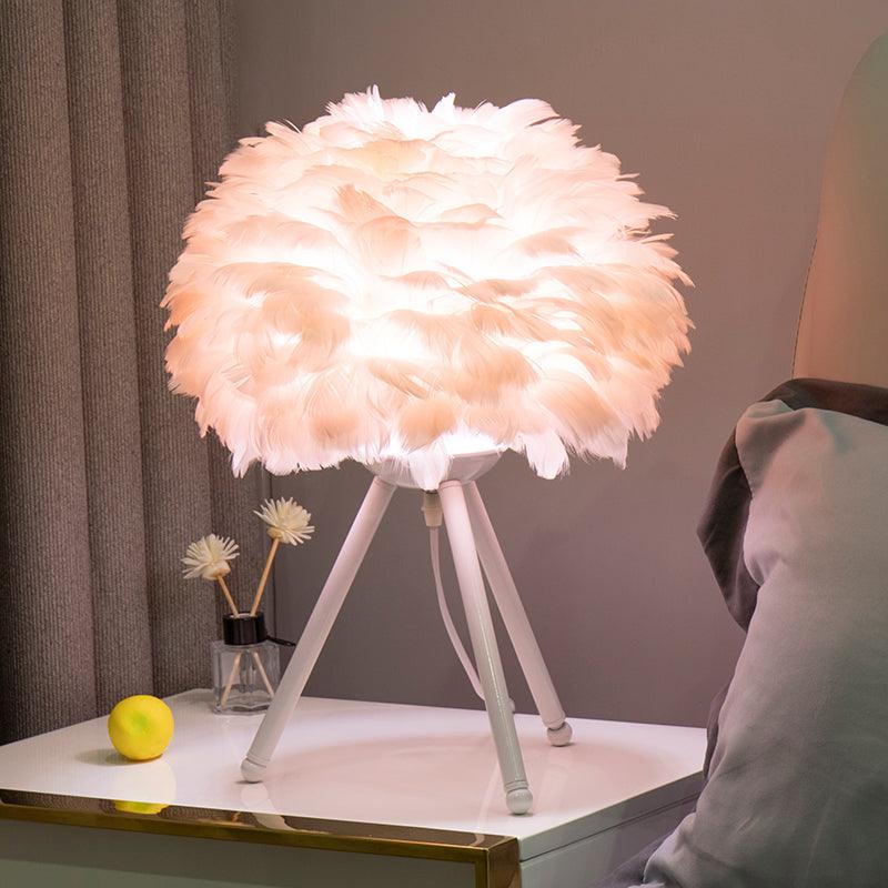 Lampa stołowa z piór gęsich