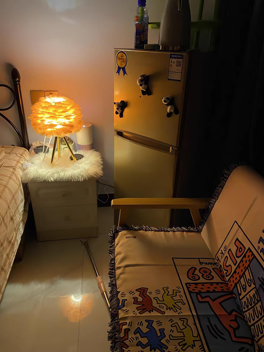 Lampa stołowa z piór gęsich