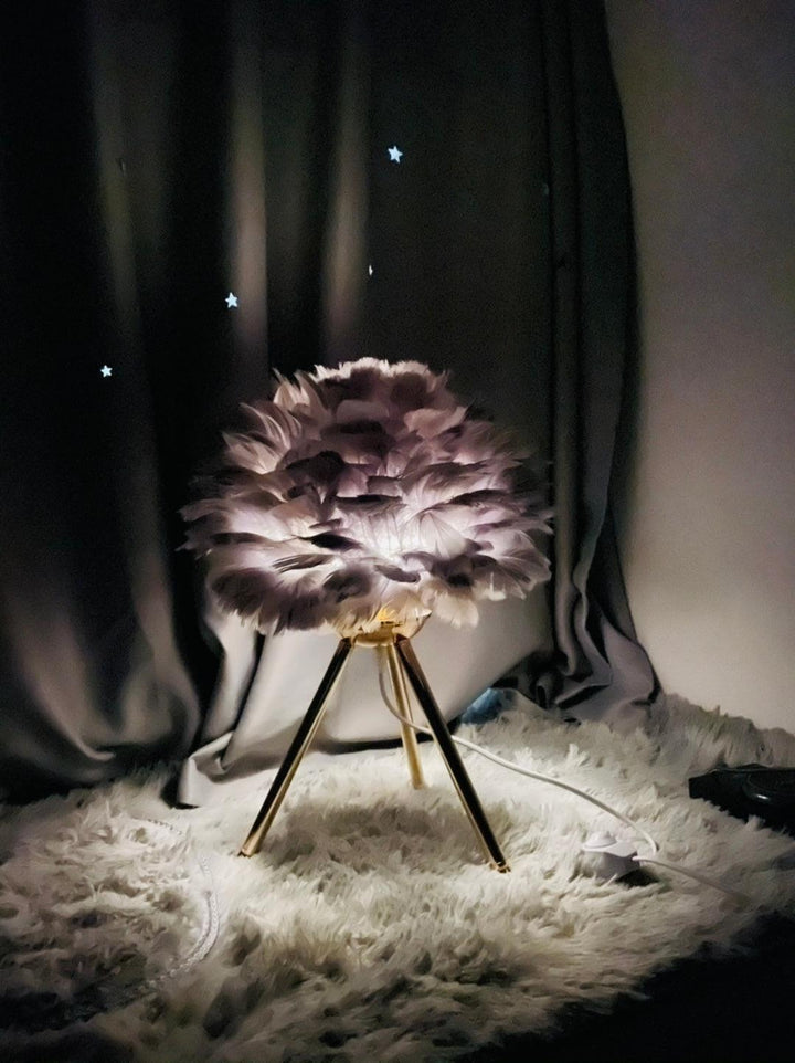 Lampa stołowa z piór gęsich