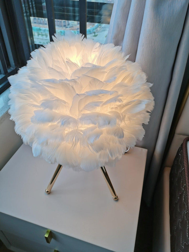 Lampa stołowa z piór gęsich