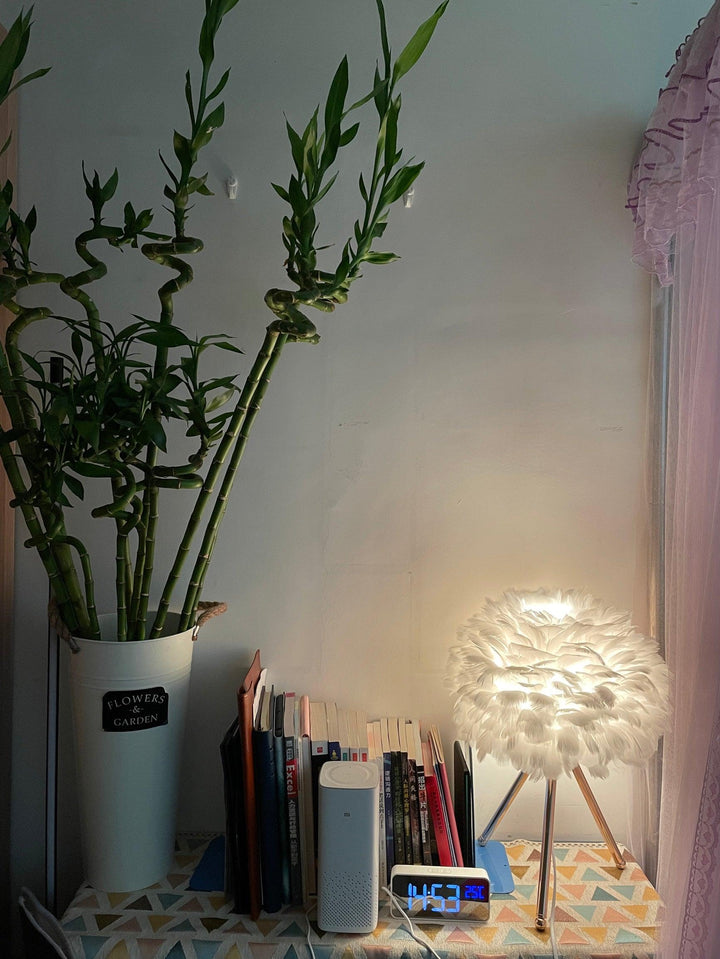 Lampa stołowa z piór gęsich
