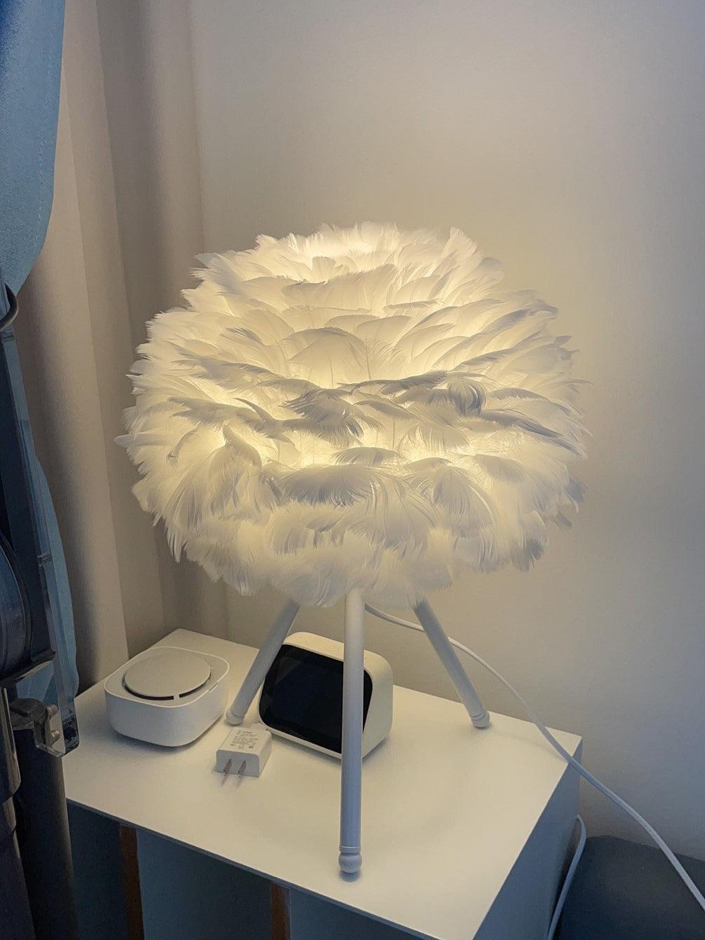 Lampa stołowa z piór gęsich