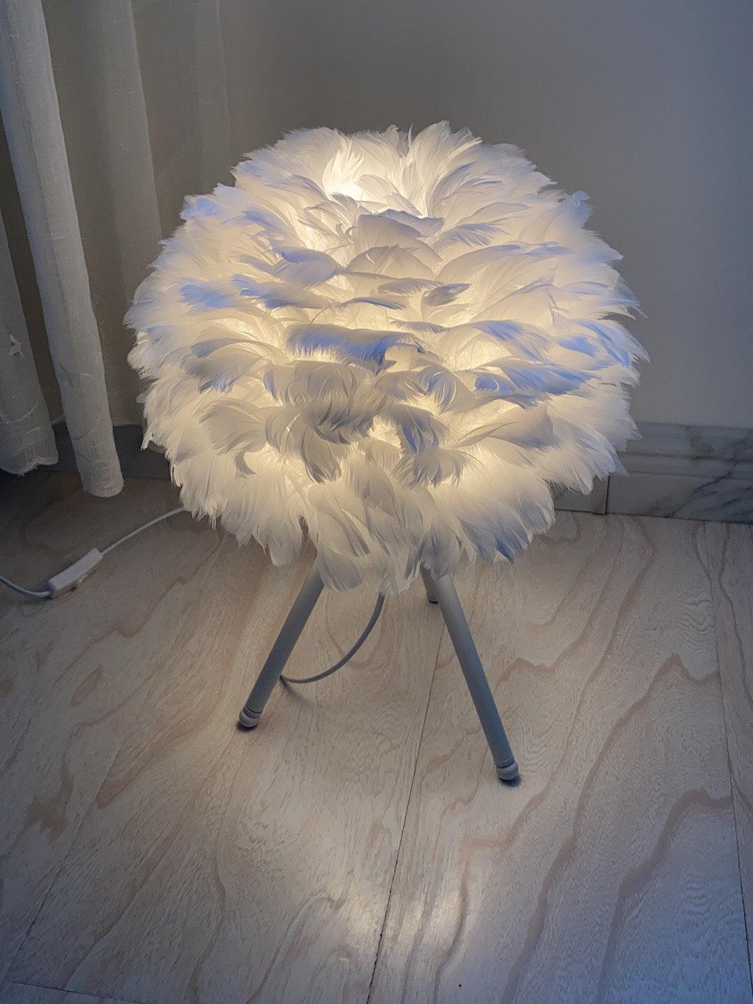 Lampa stołowa z piór gęsich