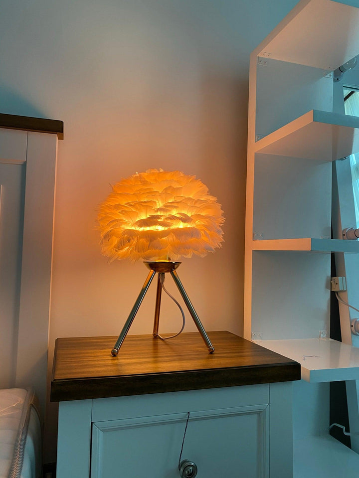 Lampa stołowa z piór gęsich