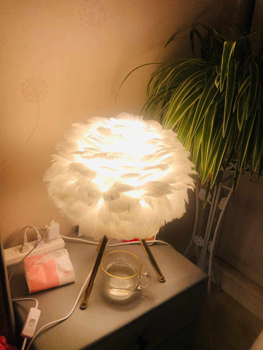 Lampa stołowa z piór gęsich
