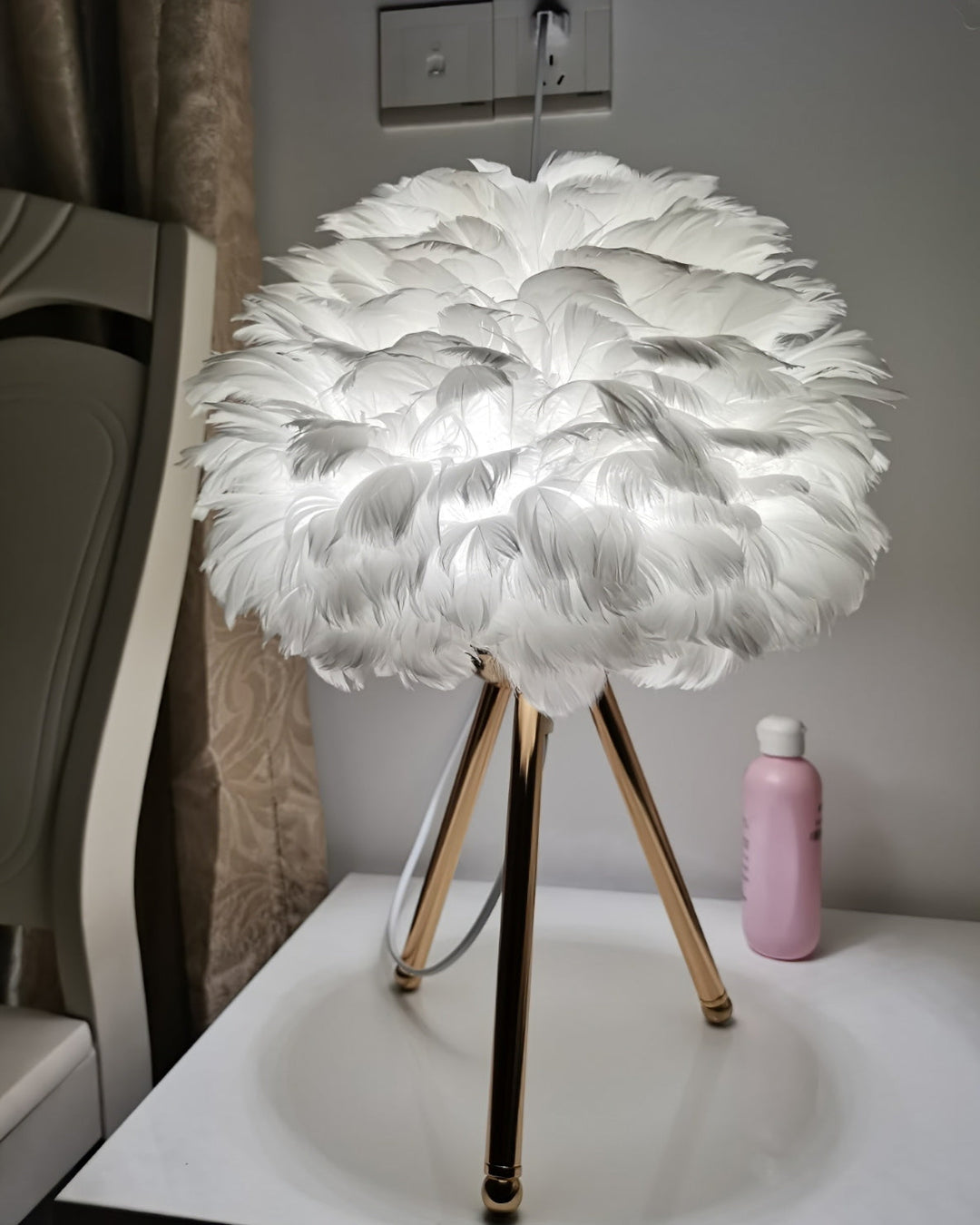 Lampa stołowa z piór gęsich