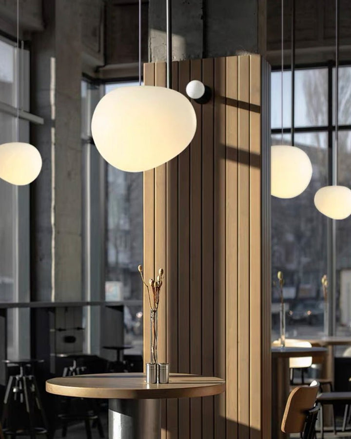 Lampa wisząca z szkła w kształcie kamienia Gregg Stone