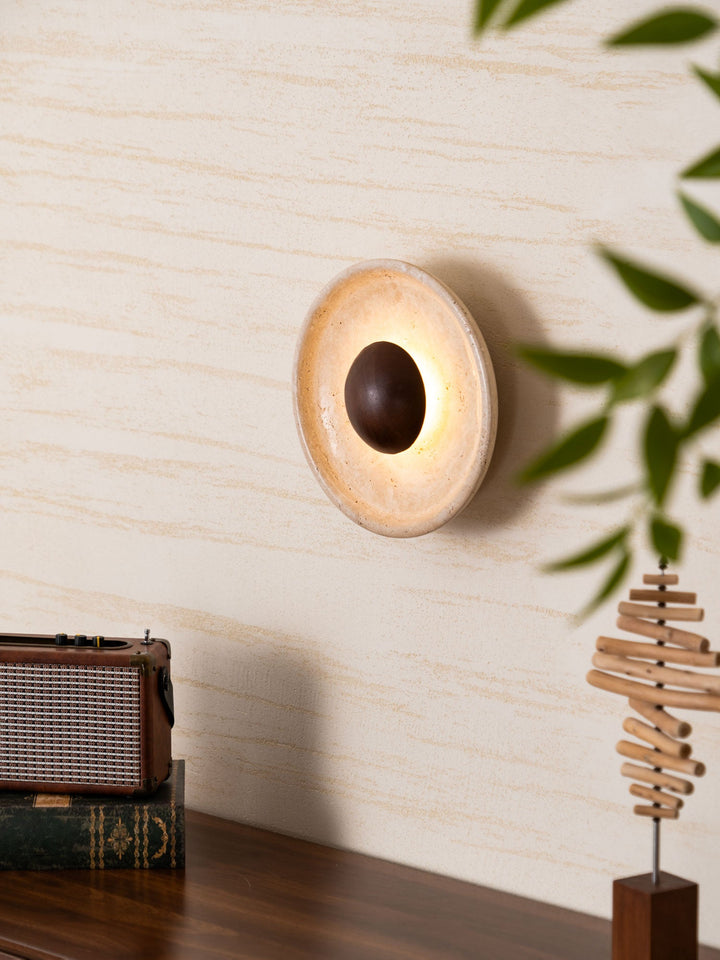 Lampa ścienna Halo z trawertynu