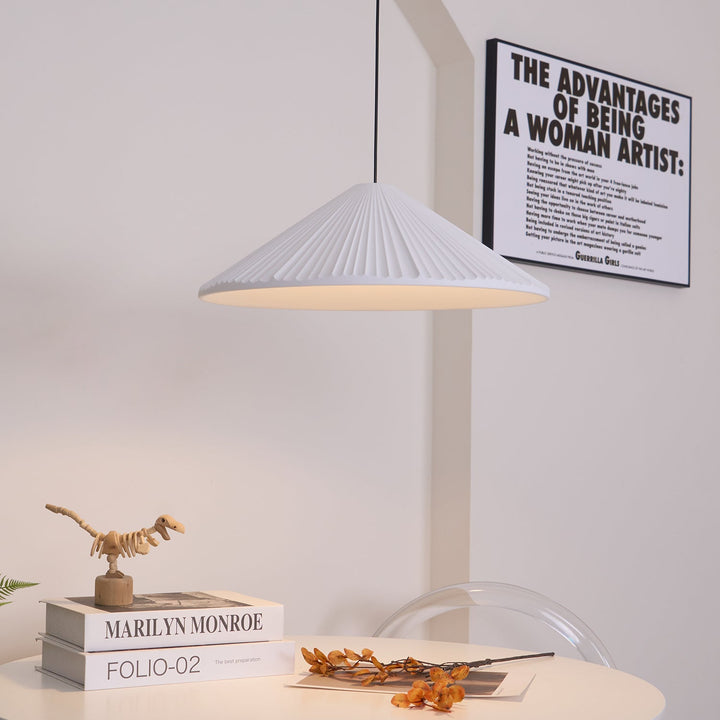 Lampa wisząca z żywicy w kształcie kapelusza