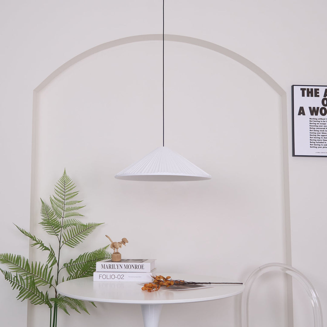 Lampa wisząca z żywicy w kształcie kapelusza