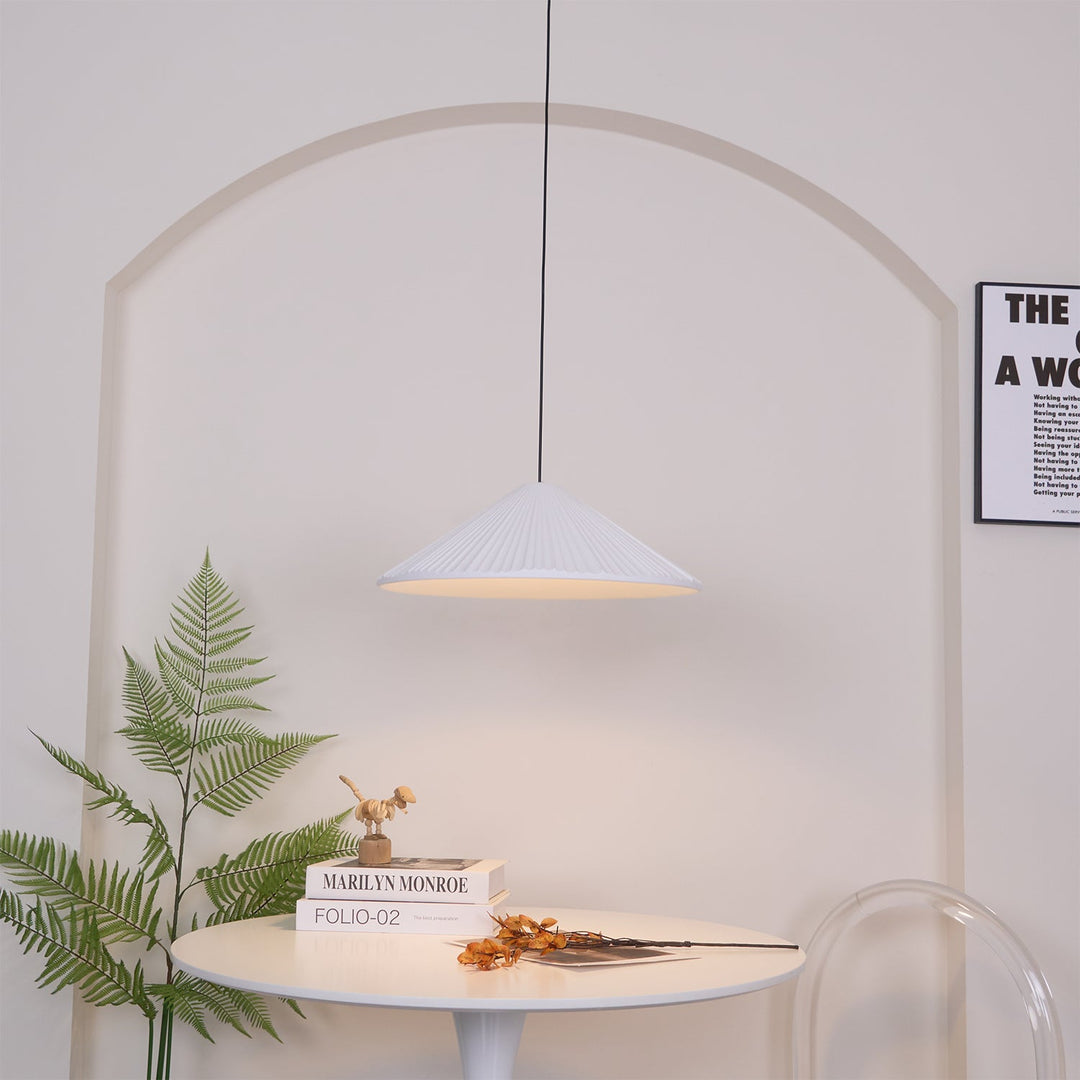 Lampa wisząca z żywicy w kształcie kapelusza