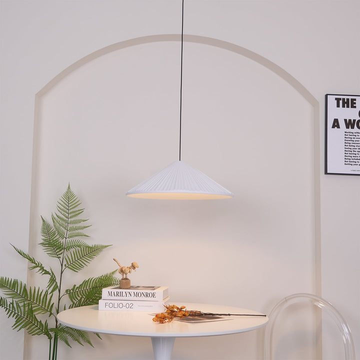 Lampa wisząca z żywicy w kształcie kapelusza