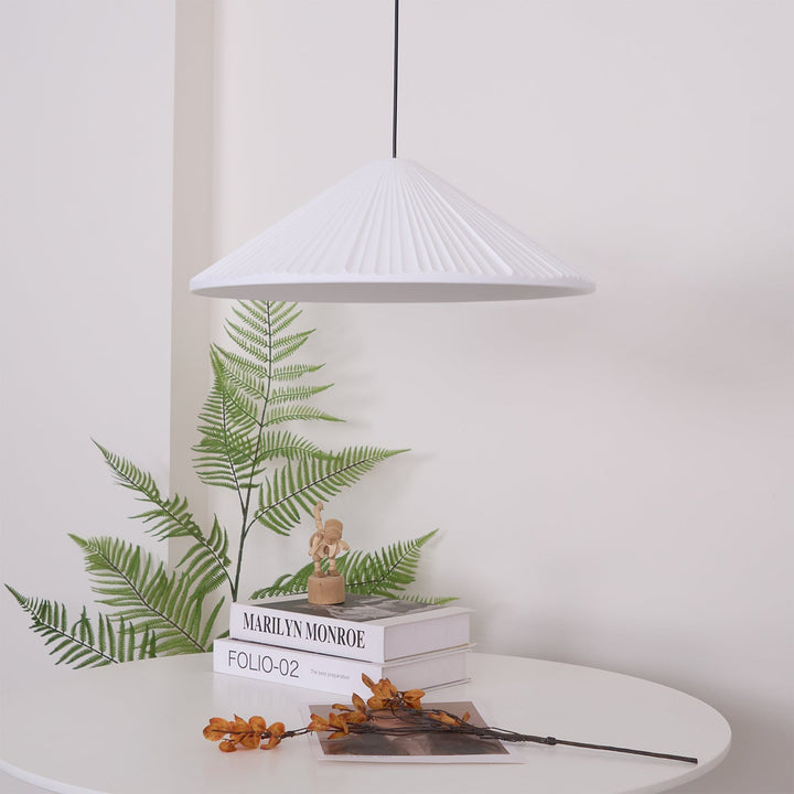 Lampa wisząca z żywicy w kształcie kapelusza
