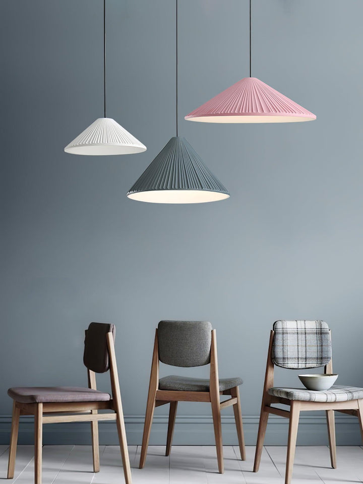 Lampa wisząca z żywicy w kształcie kapelusza