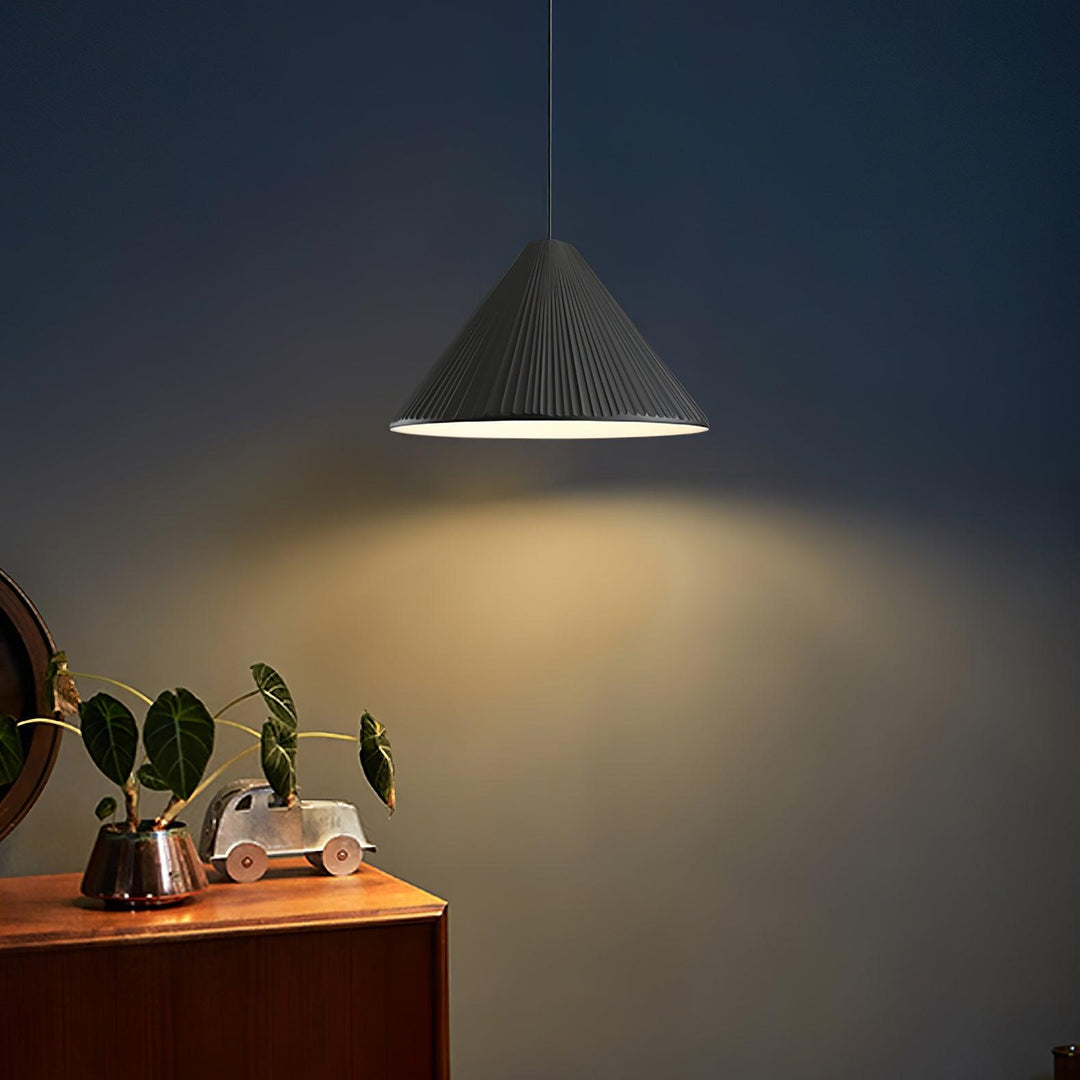 Lampa wisząca z żywicy w kształcie kapelusza