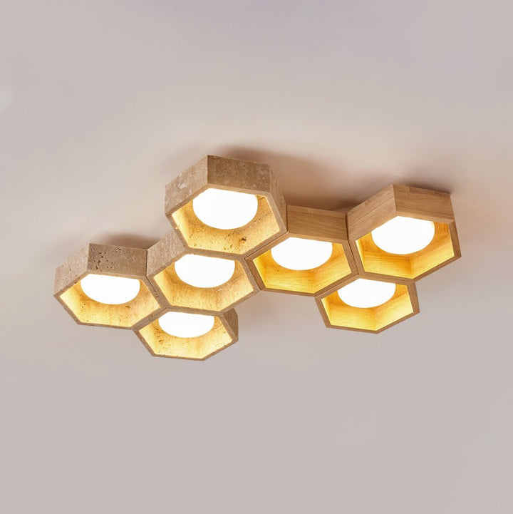 Lampa sufitowa z trawertynu w kształcie plastra miodu