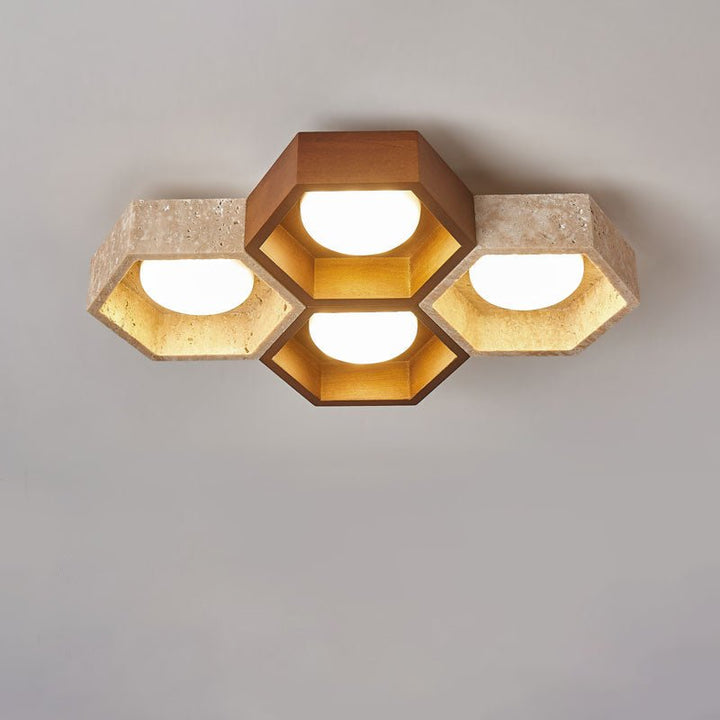 Lampa sufitowa z trawertynu w kształcie plastra miodu