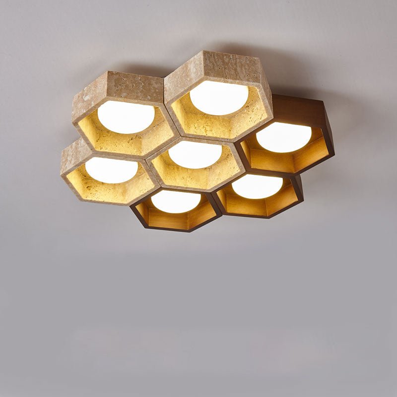 Lampa sufitowa z trawertynu w kształcie plastra miodu