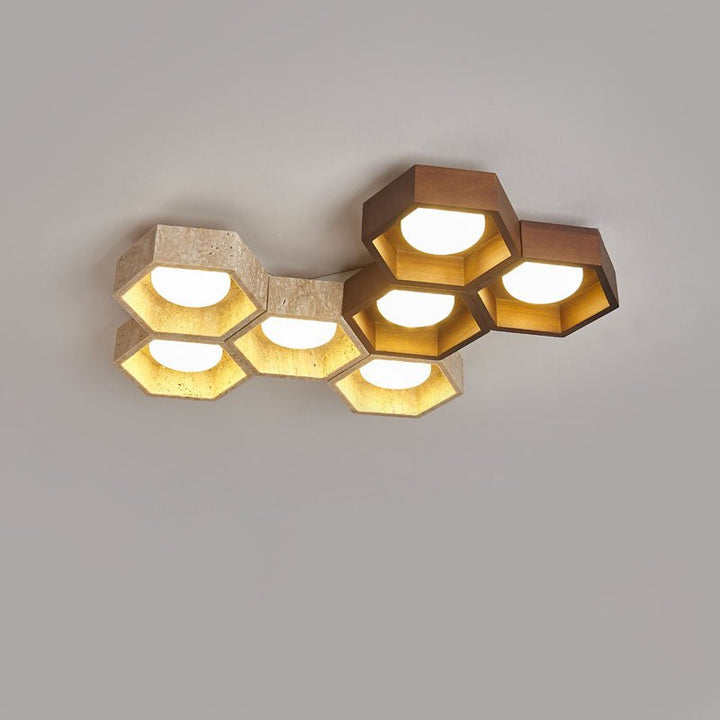 Lampa sufitowa z trawertynu w kształcie plastra miodu