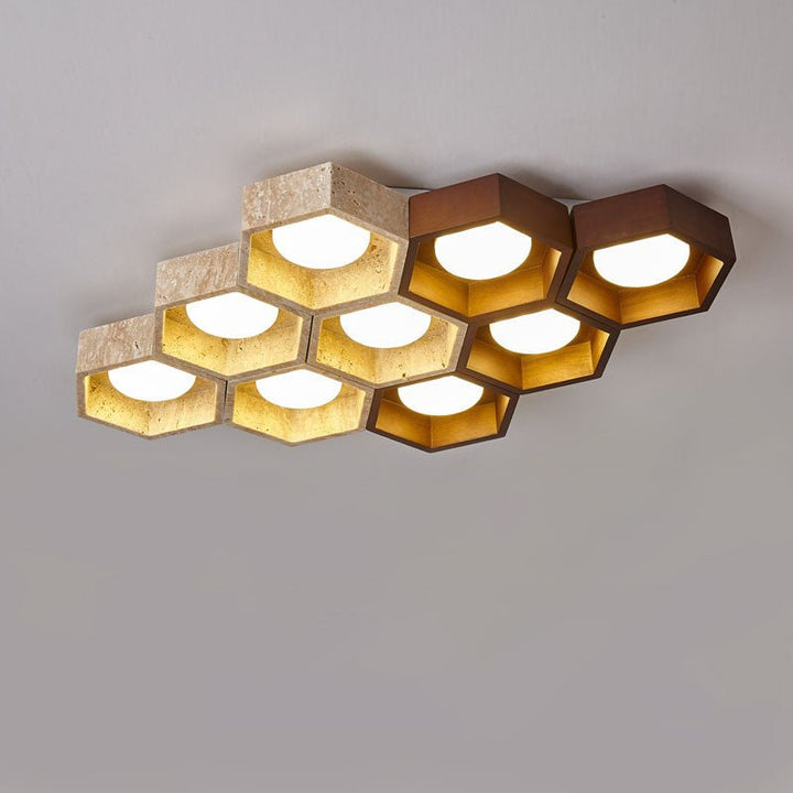 Lampa sufitowa z trawertynu w kształcie plastra miodu